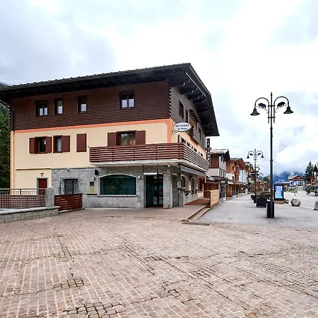 Mar Maturi Con Due Bagni Ideali Per 6 E 10 Persone Nel Centro Di Campiglio Apartment Madonna di Campiglio